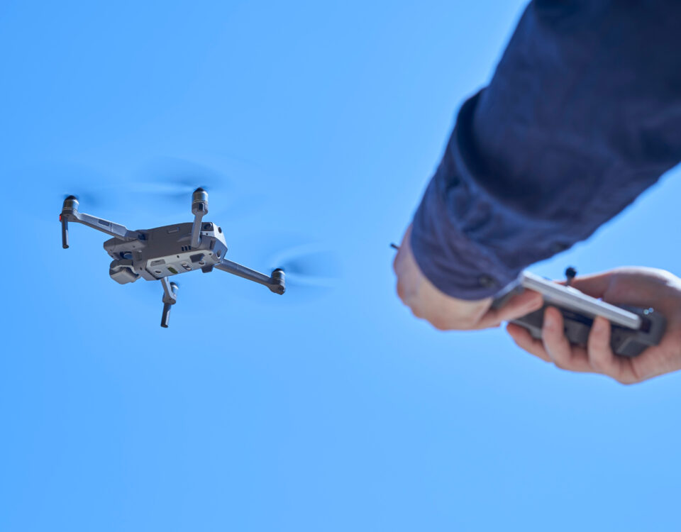 Vue aérienne réalisée par un drone, illustrant l’usage des nouvelles technologies par les commissaires de justice pour établir des constats modernes et sécuriser des preuves juridiques.
