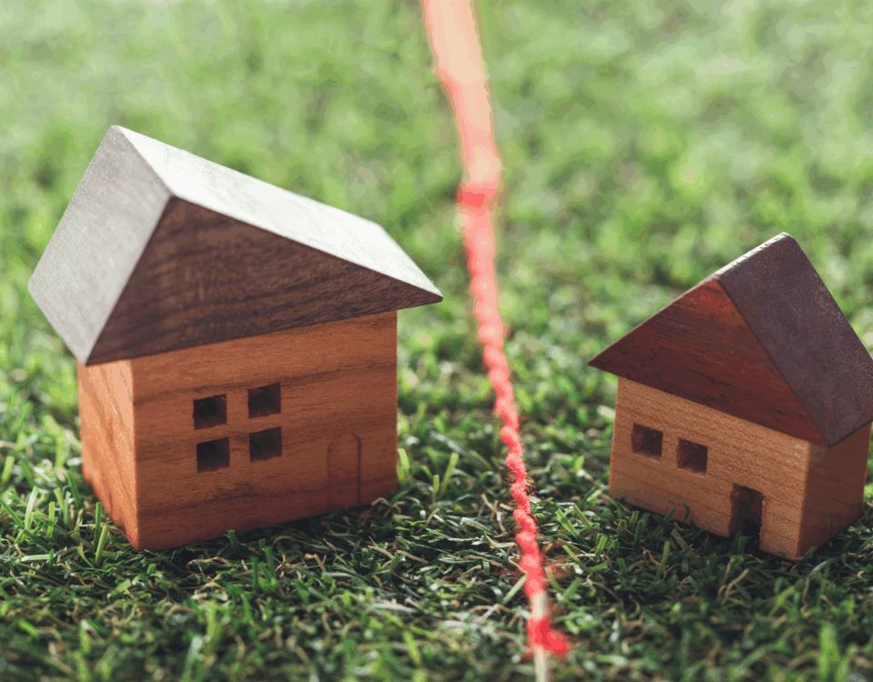 Constat d’empiètement par un commissaire de justice, preuve essentielle en cas de litige de voisinage.